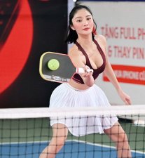 Người đẹp Trâm Anh tập không nghỉ, á hậu Tuyết Nhi chơi pickleball giữ dáng dịp Tết