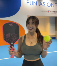 Kiều nữ tennis Nhật Bản khổ sở vì 'vòng 1' đồ sộ, dấn thân thi đấu pickleball