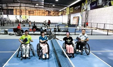 Chơi pickleball trên xe lăn