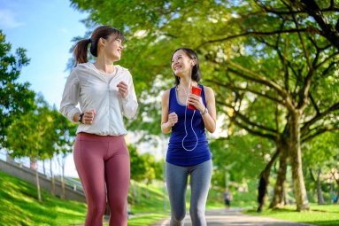 Phụ nữ chơi thể thao: Ai nên đi bộ, ai nên chơi pickleball?
